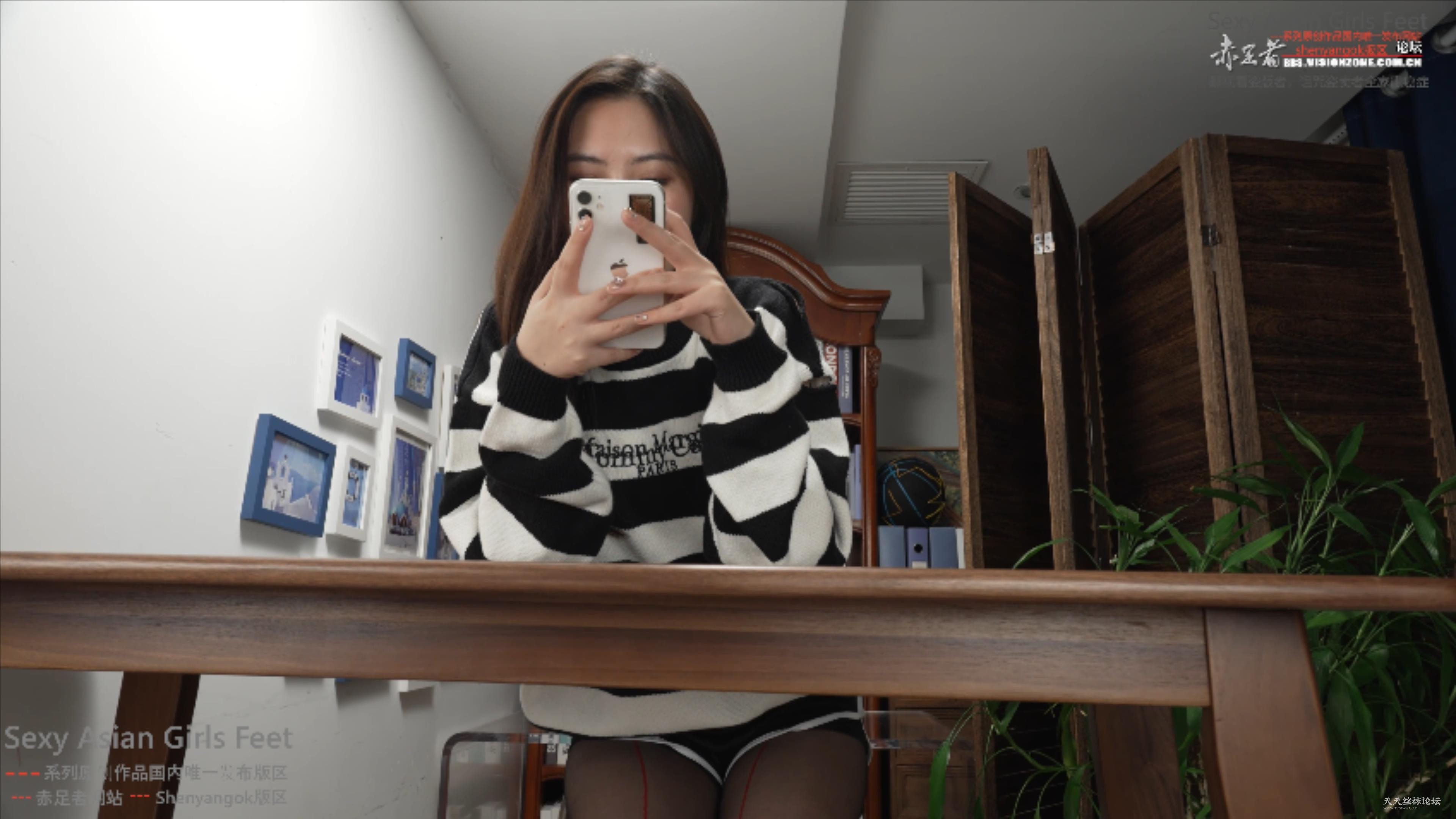 Beautiful girl Mingming showing off her big sexy foot4 .mp4_20250703_091009262.jpg