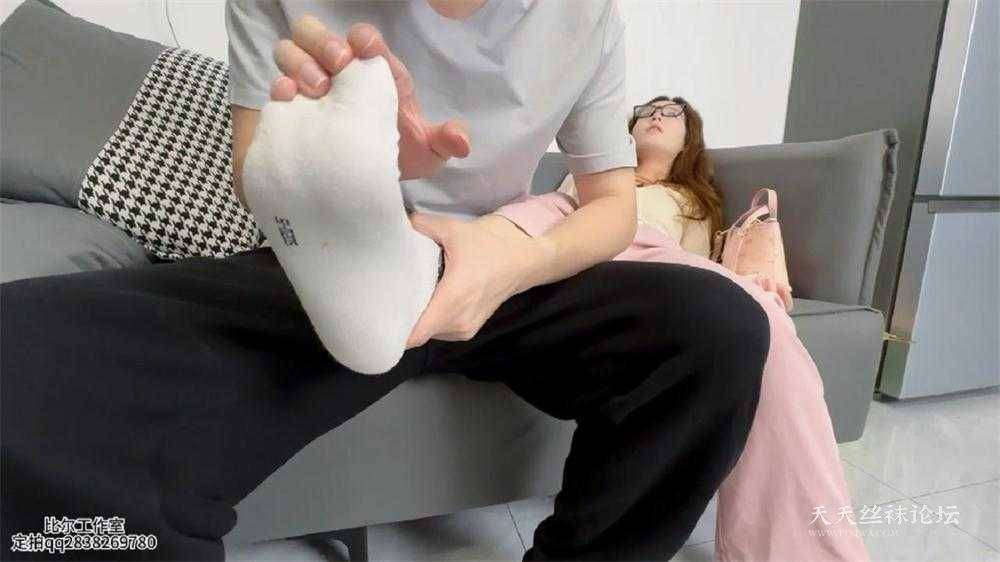 催收员逼债掐昏大学妹子点点 熟睡玩白袜玉足