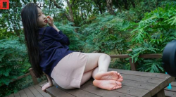 【裸足】白得皮肤发光的白富美美术专业海龟阿灿短裙美腿嫩足公园清纯写真(6)【86P】