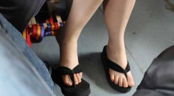 火车卧铺-车底抓拍人字拖美女【裸足】