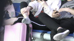 车站候车室气质美女晒棉袜脚3分钟