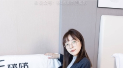 袜啵啵709期：稚予-平底鞋、厚灰丝、裸足、ol制服、丝袜淋水剧情
