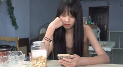 极品美女思薇的美脚故事，无意识美脚，美脚夹食物