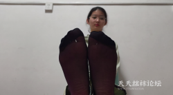 桔子摄影 模拍丝足视频眼镜少女全方位展示灰色短丝足