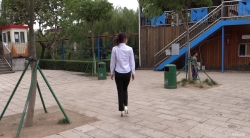 （自由职业妍妍）模拍系列之二十：穿制服站立玩鞋晾脚