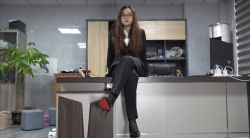 办公室文员瑜瑜穿上黑丝展示美脚
