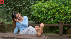 【裸足】来自东南亚性感的中文专业留学生哆哆公园木桌上展示修长美足(1)【99P】