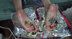 【aapary模拍视频】秀秀的美脚拉上烧烤试试看